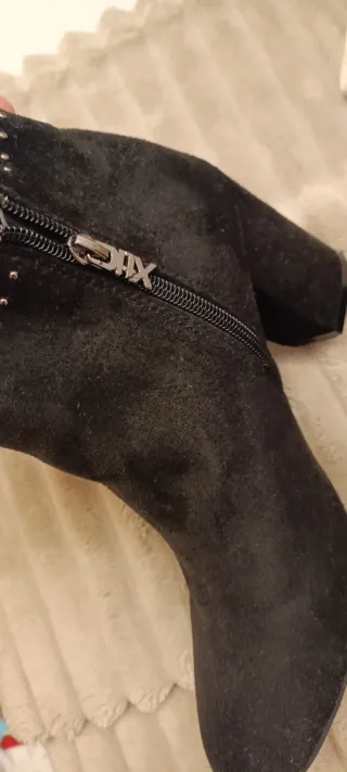 Botas tobilleras negras con cremallera