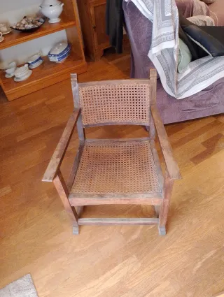 Butaca antigua de madera y ratán