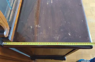 Aparador de salón de madera con espejo