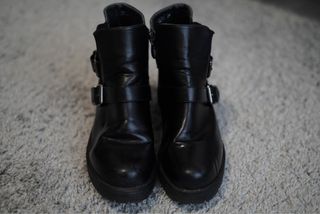 Botines negras con hebillas.