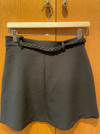 Falda Zara negra con cinturón trenzado