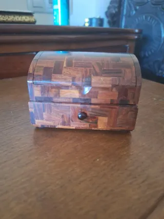 Caja de madera decorada