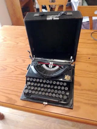 Máquina de escribir Imperial con maletín
