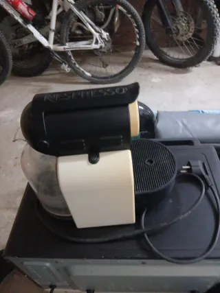 Cafetera Nespresso Delonghi Beige