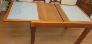Mesa de comedor de madera y  cristal.