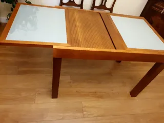 Mesa de comedor de madera y  cristal.