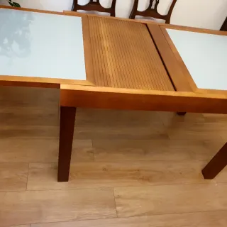 Mesa de comedor de madera y  cristal.