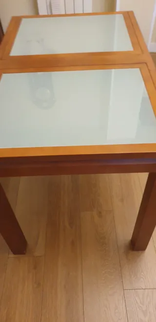 Mesa de comedor de madera y  cristal.