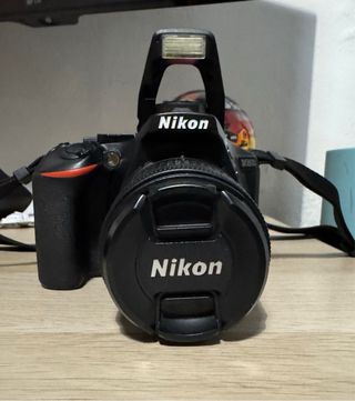 Cámara DSLR Nikon D5600 + Objetivo + 2 baterías