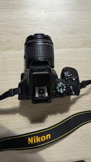 Cámara DSLR Nikon D5600 + Objetivo + 2 baterías