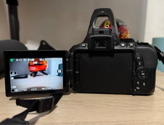 Cámara DSLR Nikon D5600 + Objetivo + 2 baterías