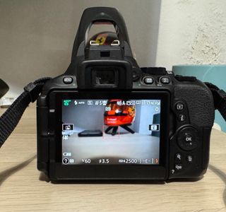 Cámara DSLR Nikon D5600 + Objetivo + 2 baterías