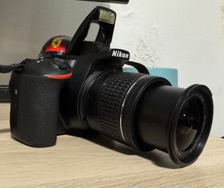 Cámara DSLR Nikon D5600 + Objetivo + 2 baterías