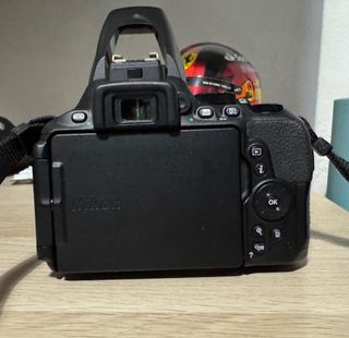 Cámara DSLR Nikon D5600 + Objetivo + 2 baterías