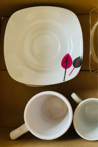 Platillos de café con diseño de hojas