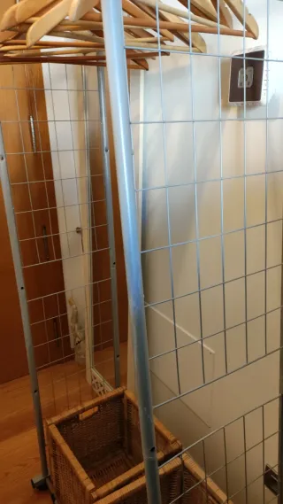 Burro perchero con cajas mimbre y espejo