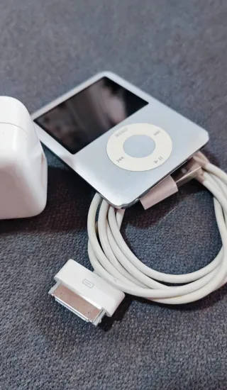 iPod Nano 3ª Gen 4GB Blanco + Cable y Cargador