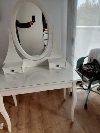 Tocador blanco con dos cajones y espejo