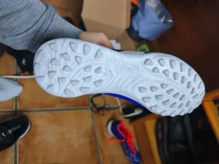 Zapatillas multitacos azules y naranjas