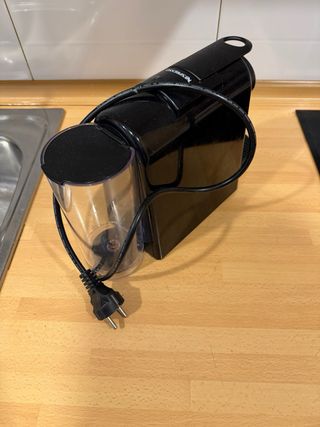 Cafetera Nespresso Delonghi Negra