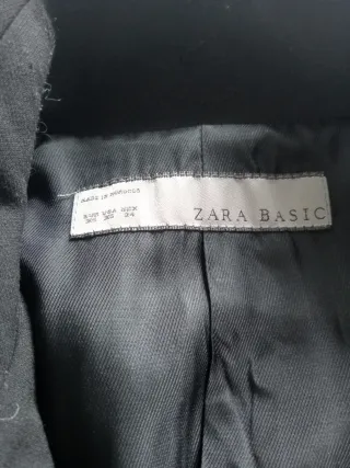 Casaca negra elegante con botones dorados