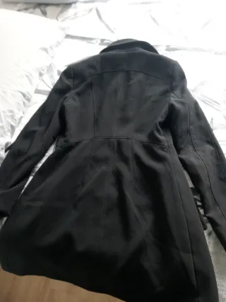 Casaca negra elegante con botones dorados