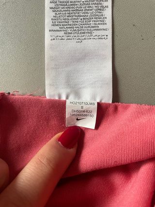 Mallas Nike rosas con goma elástica en la cintura.