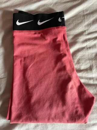 Mallas Nike rosas con goma elástica en la cintura.
