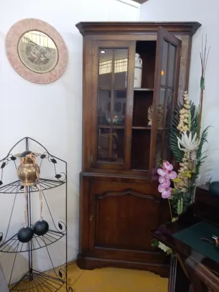 Vitrina rinconera de madera y cristal