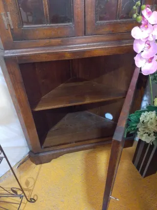 Vitrina rinconera de madera y cristal