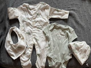 Conjunto pijama, body y gorro Primark 1 mes