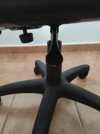 Silla de oficina negra con ruedas y regulable