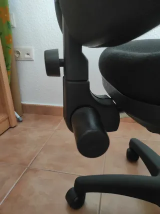 Silla de oficina negra con ruedas y regulable