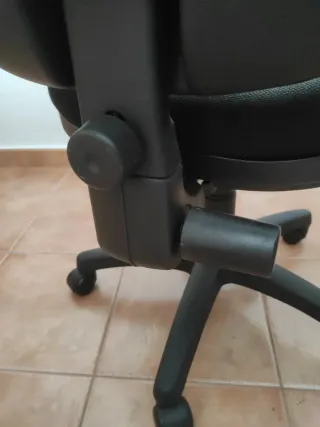 Silla de oficina negra con ruedas y regulable