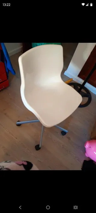 Silla de escritorio blanca y gris