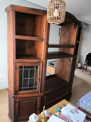 Mueble de salón de madera y cristal