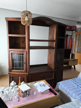 Mueble de salón de madera y cristal