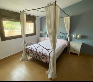 Estructura cama Negra  y Preciosa cortinas Blancas