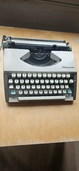 Máquina de escribir Olympia SF Deluxe