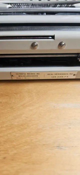 Máquina de escribir Olympia SF Deluxe