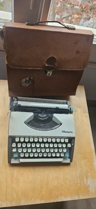 Máquina de escribir Olympia SF Deluxe