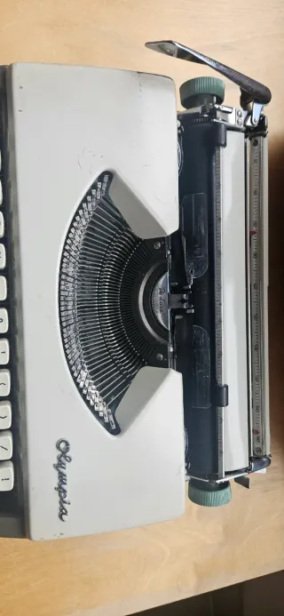 Máquina de escribir Olympia SF Deluxe