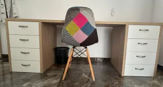 Mueble de oficina con cajones y estanterías