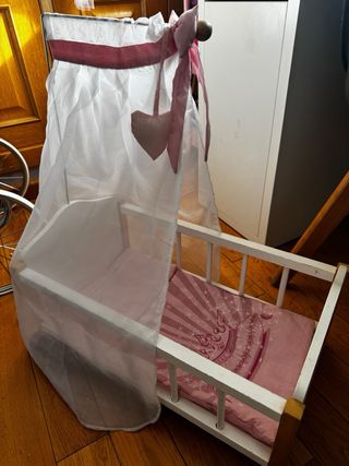 Cuna de muñecas rosa con dosel
