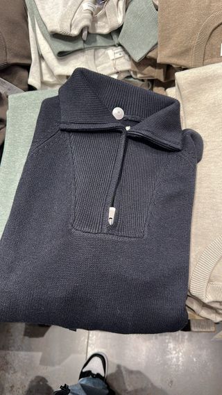 Camisola preta com fecho