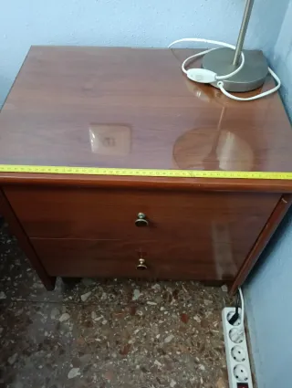 Juego de Mesitas de noche de madera y cómoda.