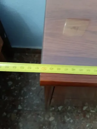 Juego de Mesitas de noche de madera y cómoda.