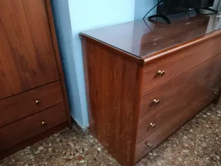 Juego de Mesitas de noche de madera y cómoda.