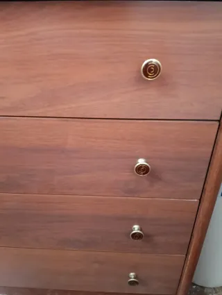 Juego de Mesitas de noche de madera y cómoda.