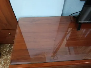 Juego de Mesitas de noche de madera y cómoda.